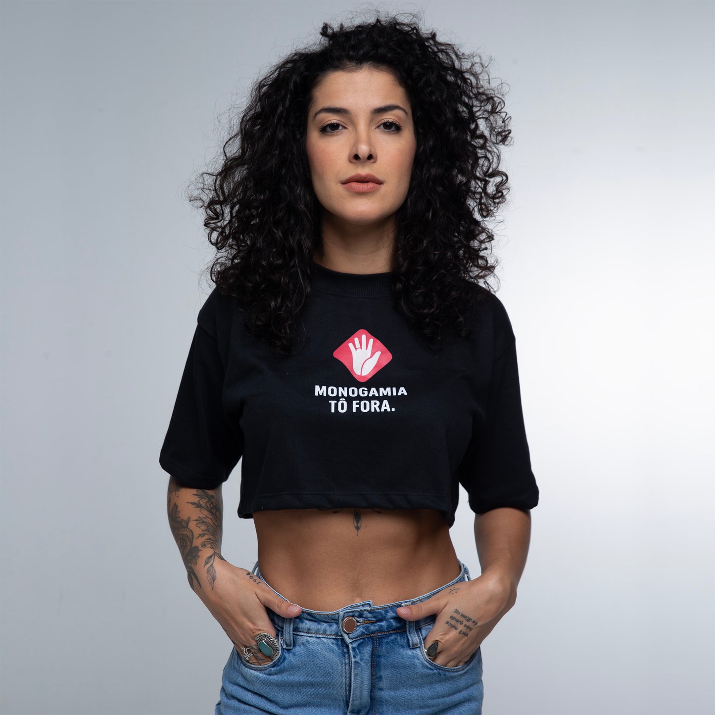 Cropped Oversized Monogamia Tô Fora!