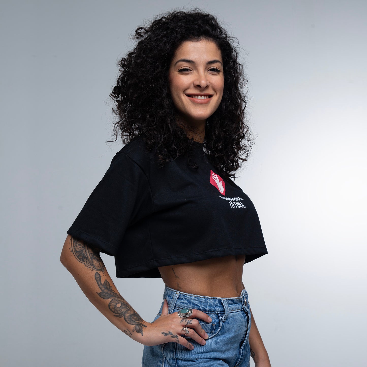 Cropped Oversized Monogamia Tô Fora!
