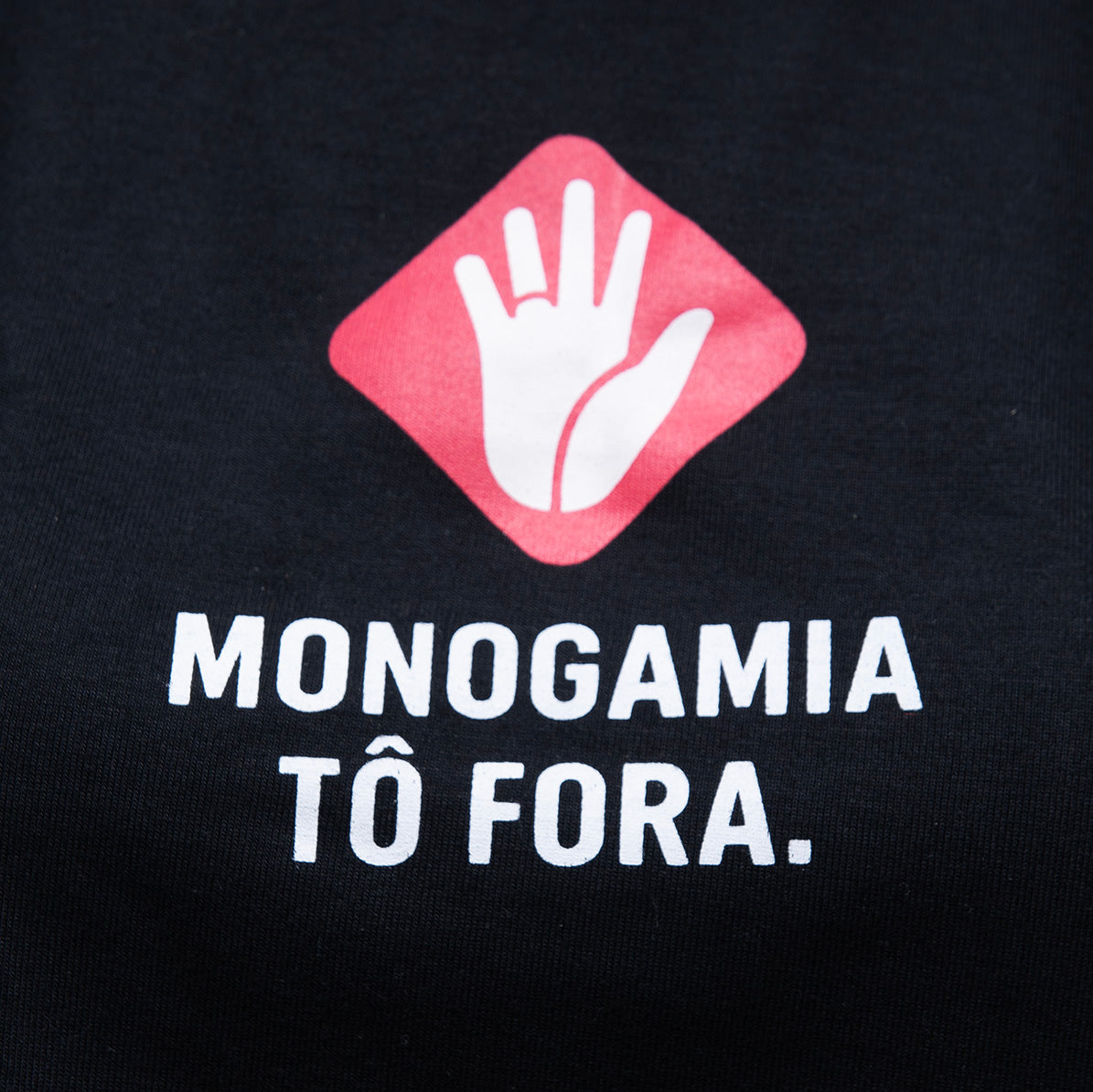 Cropped Oversized Monogamia Tô Fora!