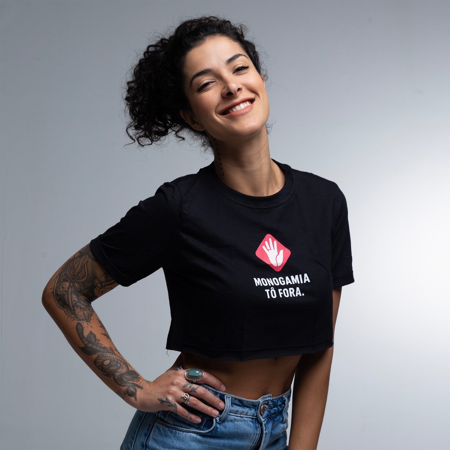 Cropped Slim Monogamia Tô Fora!