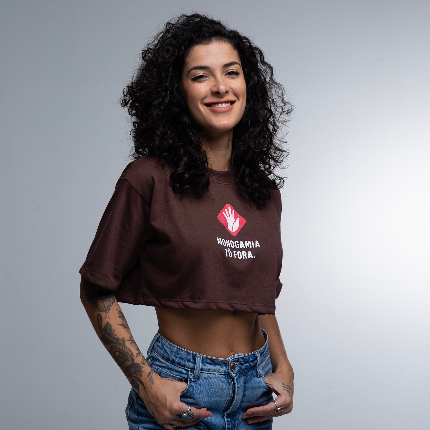 Cropped Oversized Monogamia Tô Fora!