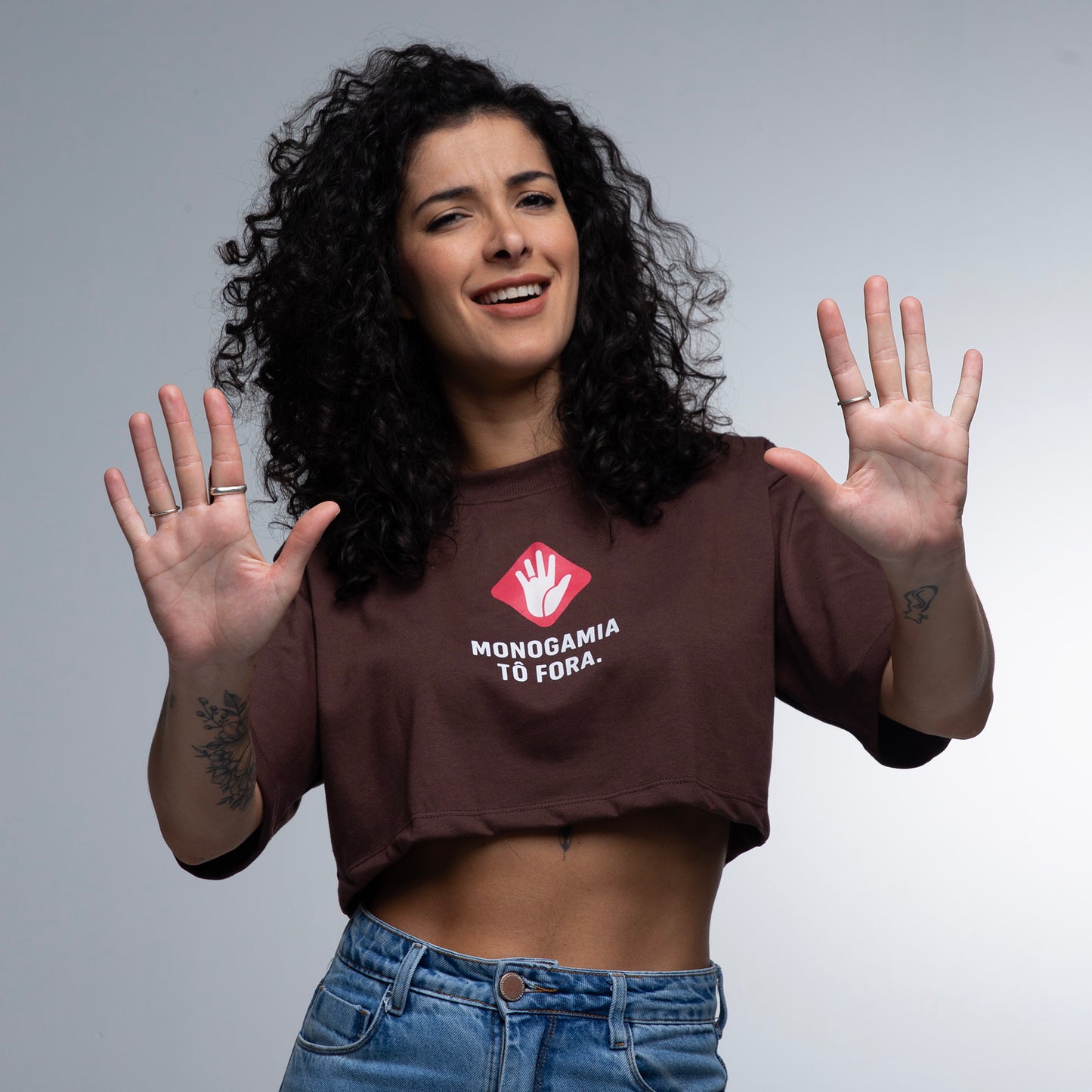 Cropped Oversized Monogamia Tô Fora!