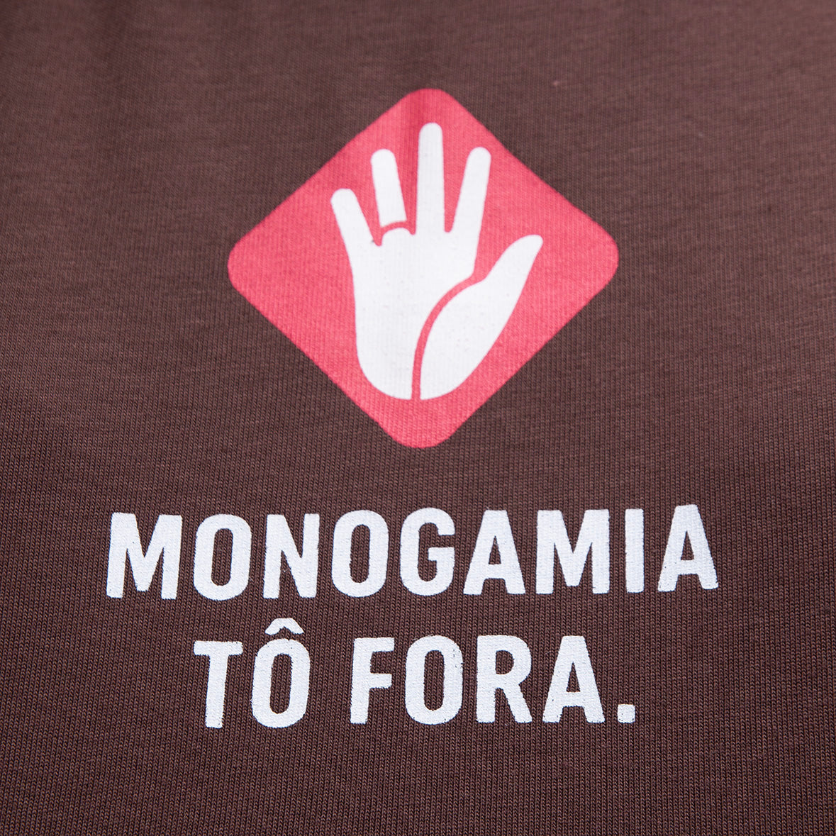 Cropped Oversized Monogamia Tô Fora!
