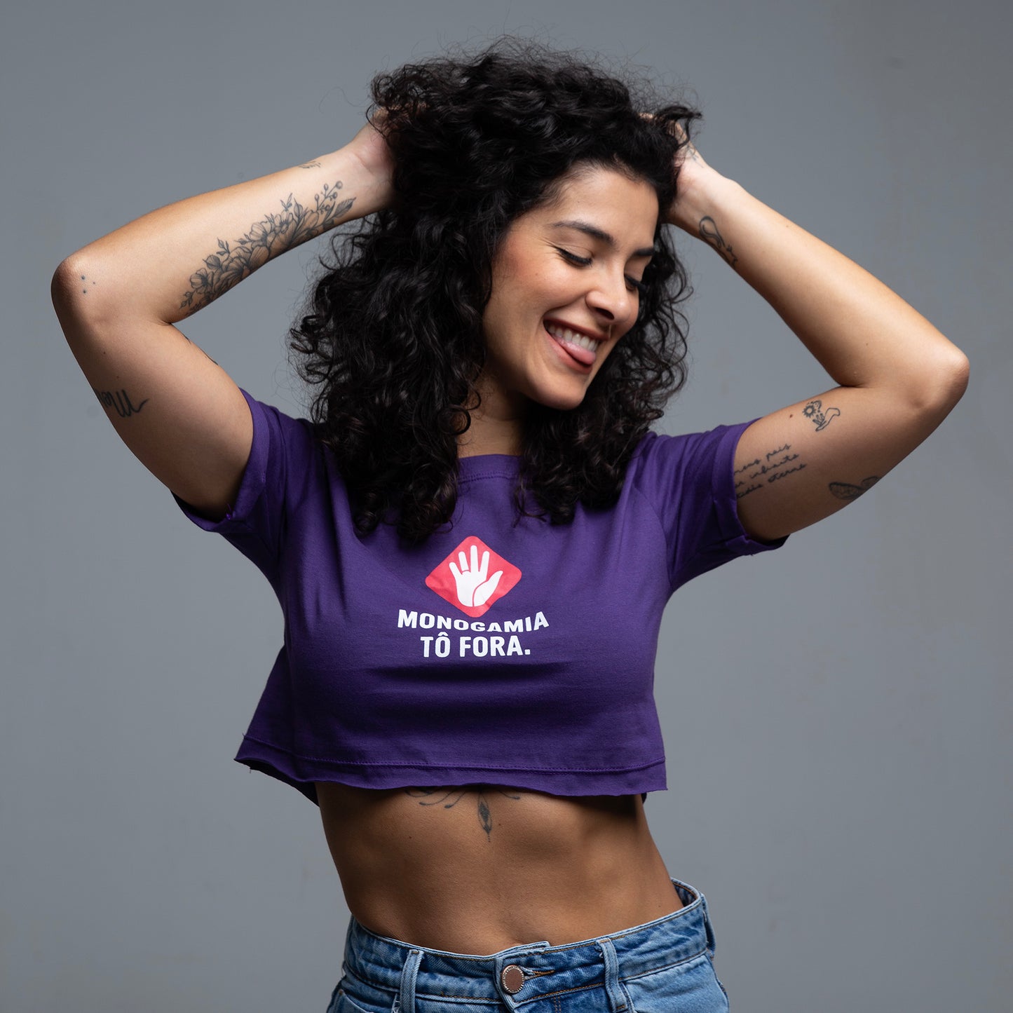 Cropped Slim Monogamia Tô Fora!