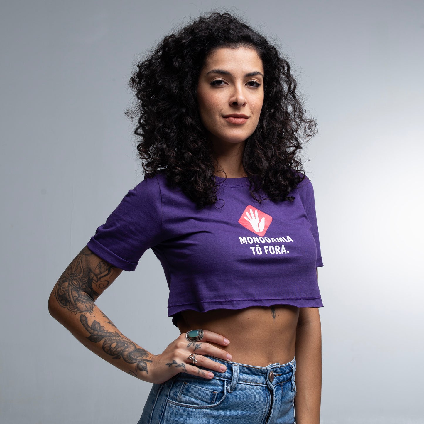 Cropped Slim Monogamia Tô Fora!
