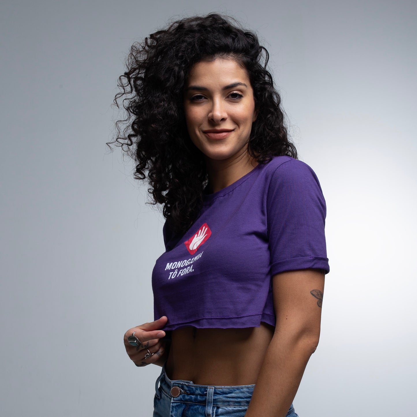 Cropped Slim Monogamia Tô Fora!