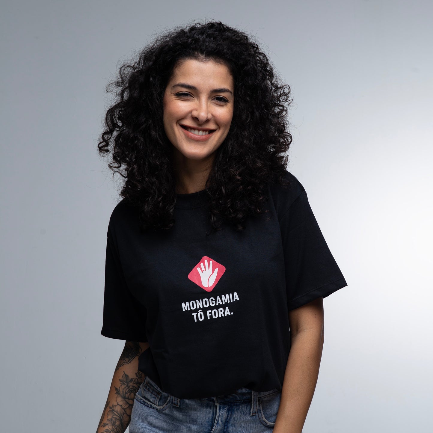 Camiseta UNISSEX Monogamia Tô Fora!