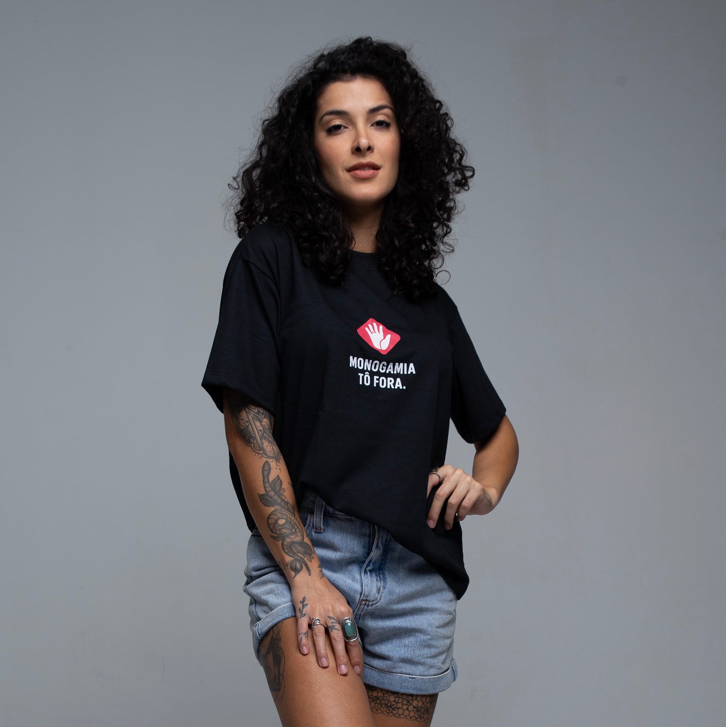 Camiseta UNISSEX Monogamia Tô Fora!