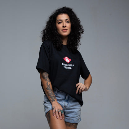 Camiseta UNISSEX Monogamia Tô Fora!