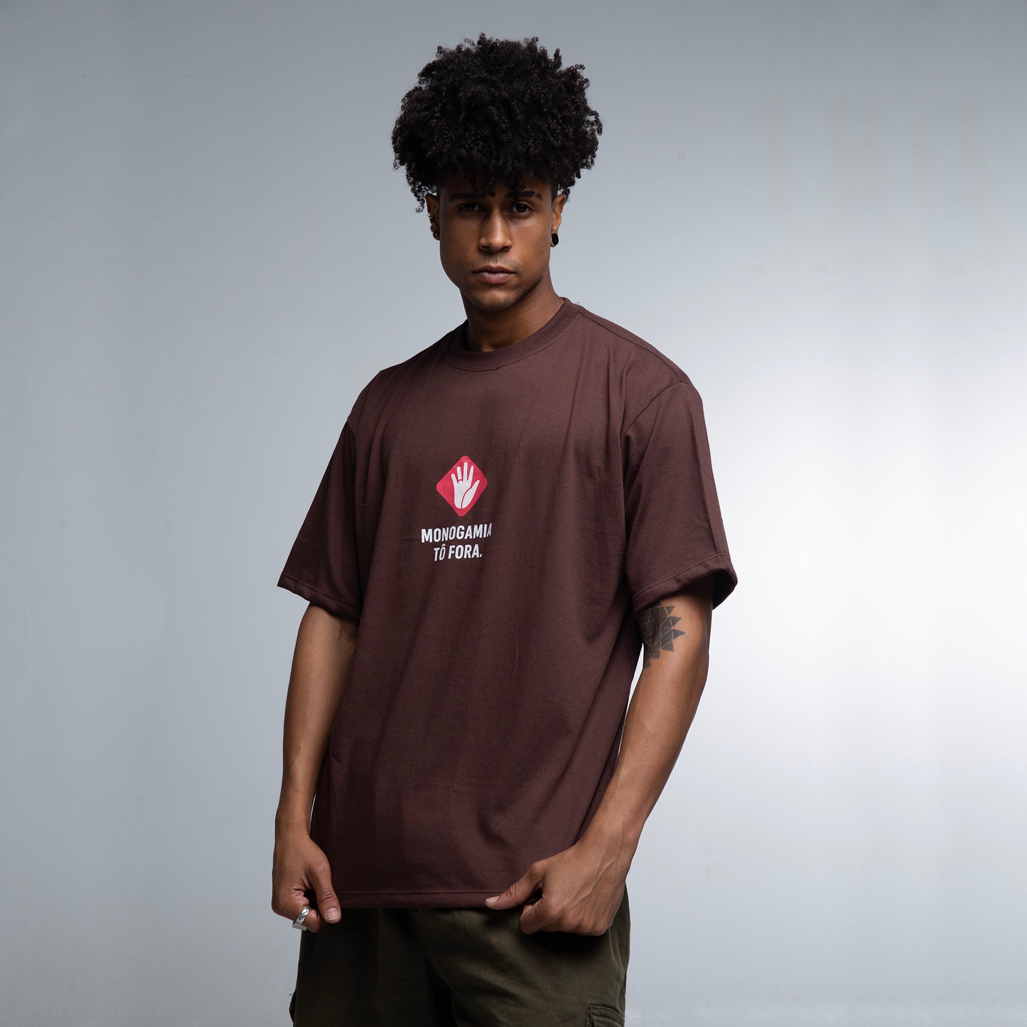 Camiseta UNISSEX Monogamia Tô Fora!