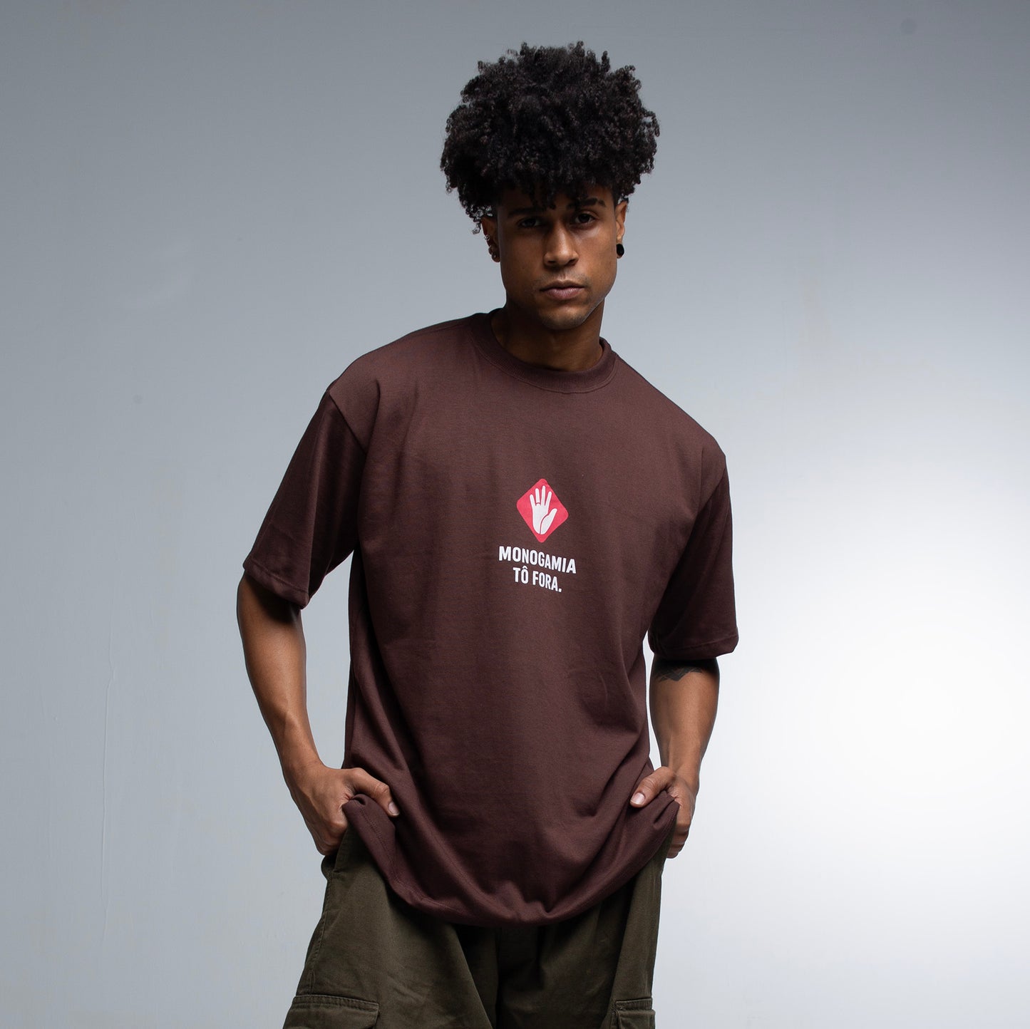 Camiseta UNISSEX Monogamia Tô Fora!