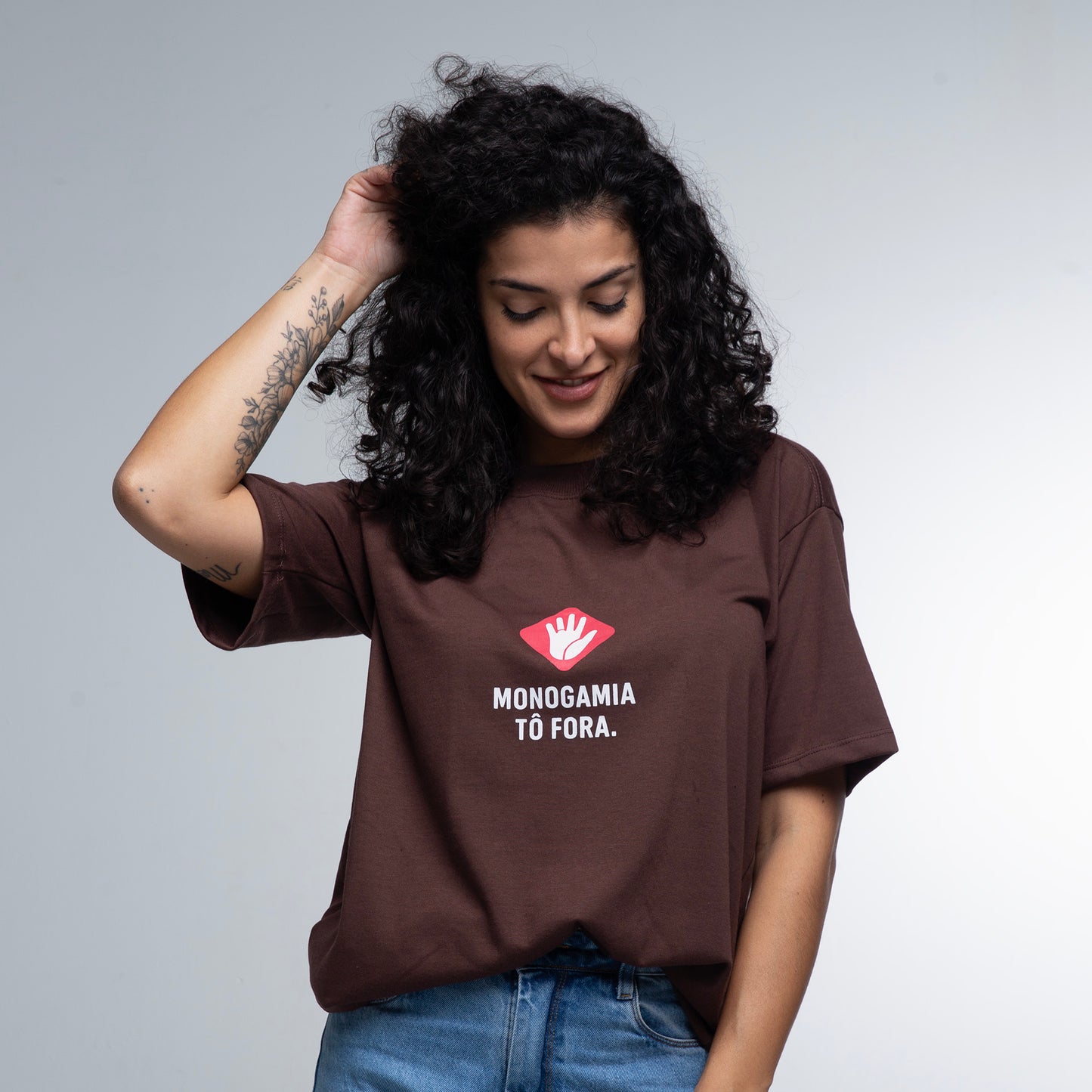 Camiseta UNISSEX Monogamia Tô Fora!