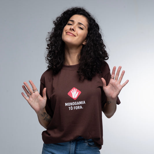 Camiseta UNISSEX Monogamia Tô Fora!