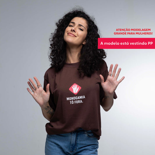 Camiseta UNISSEX Monogamia Tô Fora!